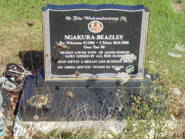 Haretuku, Ngakura (Headstone)